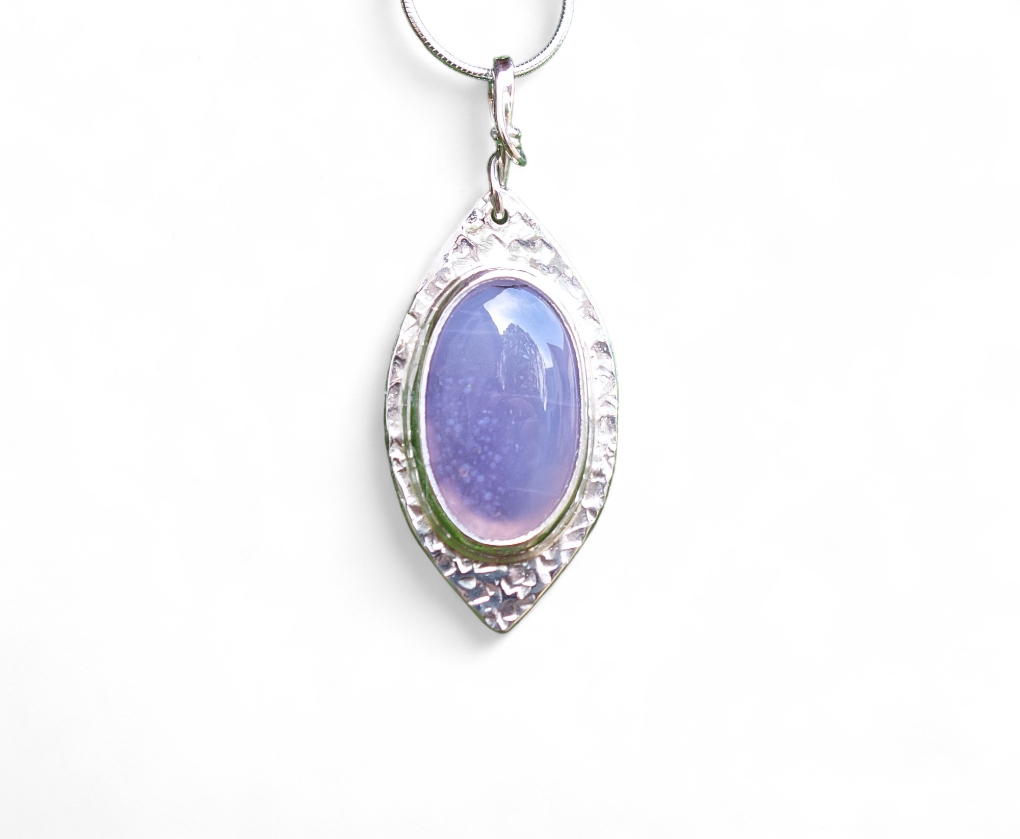 Féérie. Pendentif argent massif et agate. Bijou nature. Violet. Vue sur fond blanc. Pétale dargent.