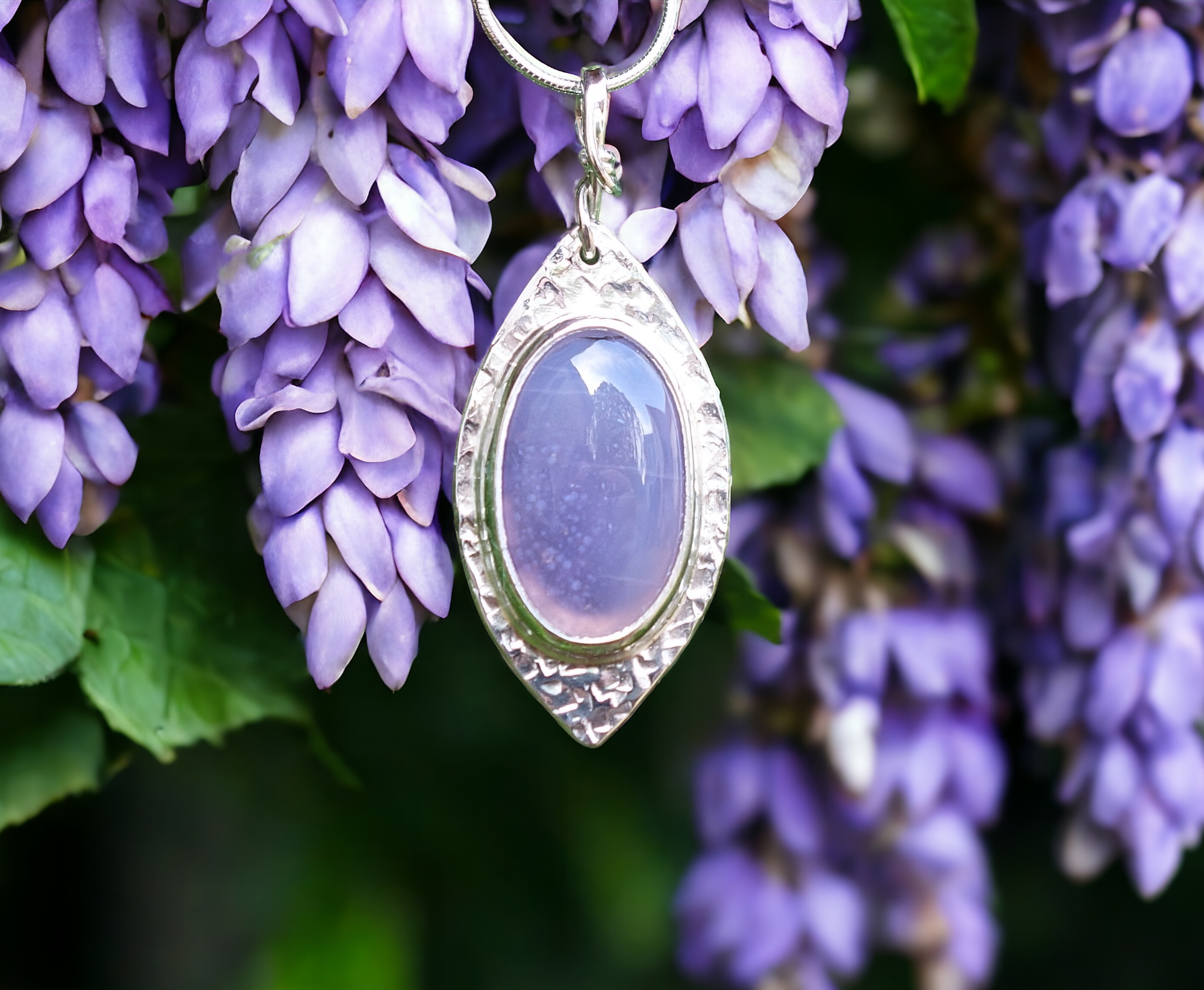 Féérie. Pendentif argent massif et agate. Bijou nature. Violet. Vue sur une glycine à la lumière du jour. Pétale dargent.