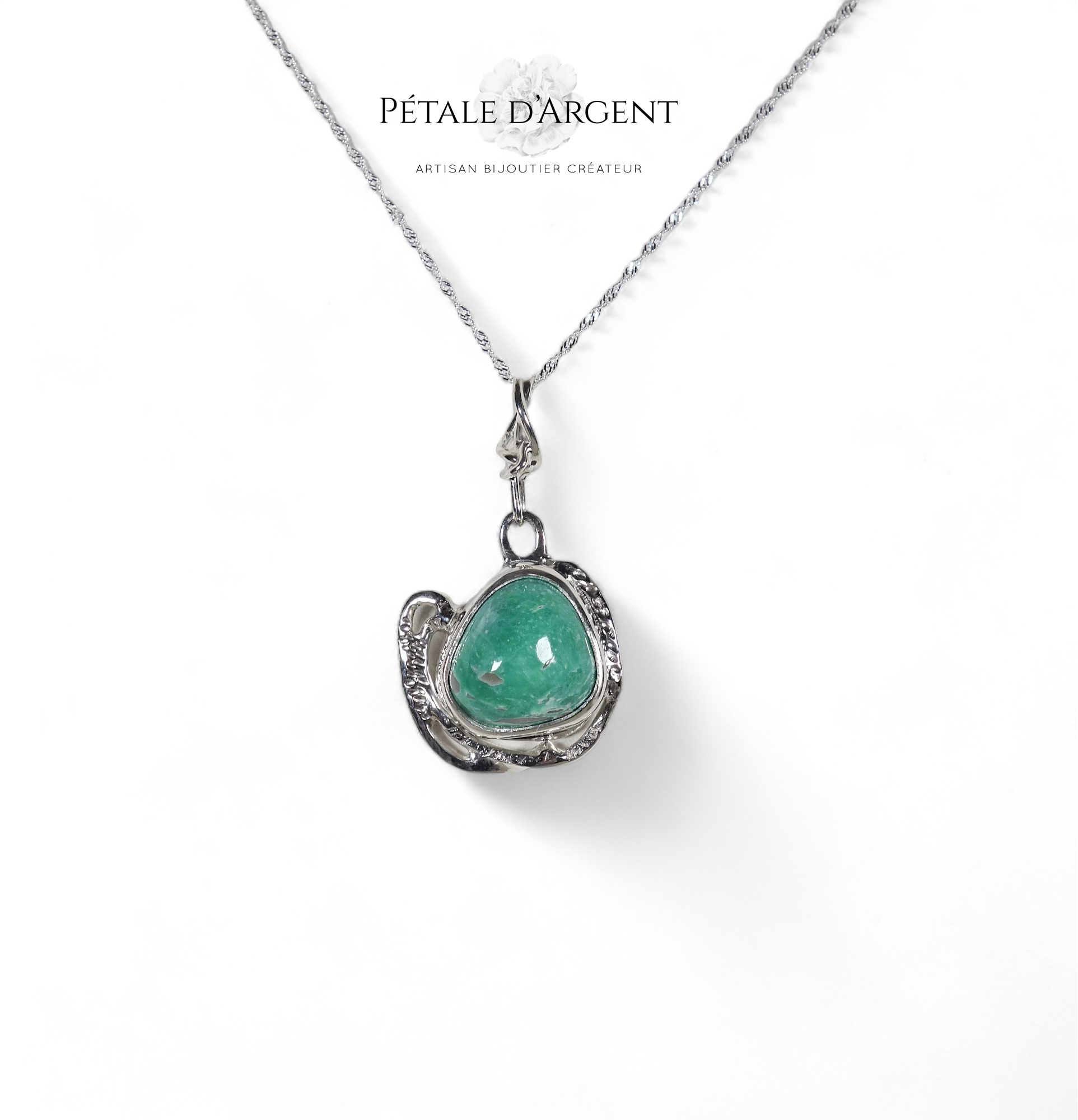 pendentif turquoise de Russie sur fond blanc