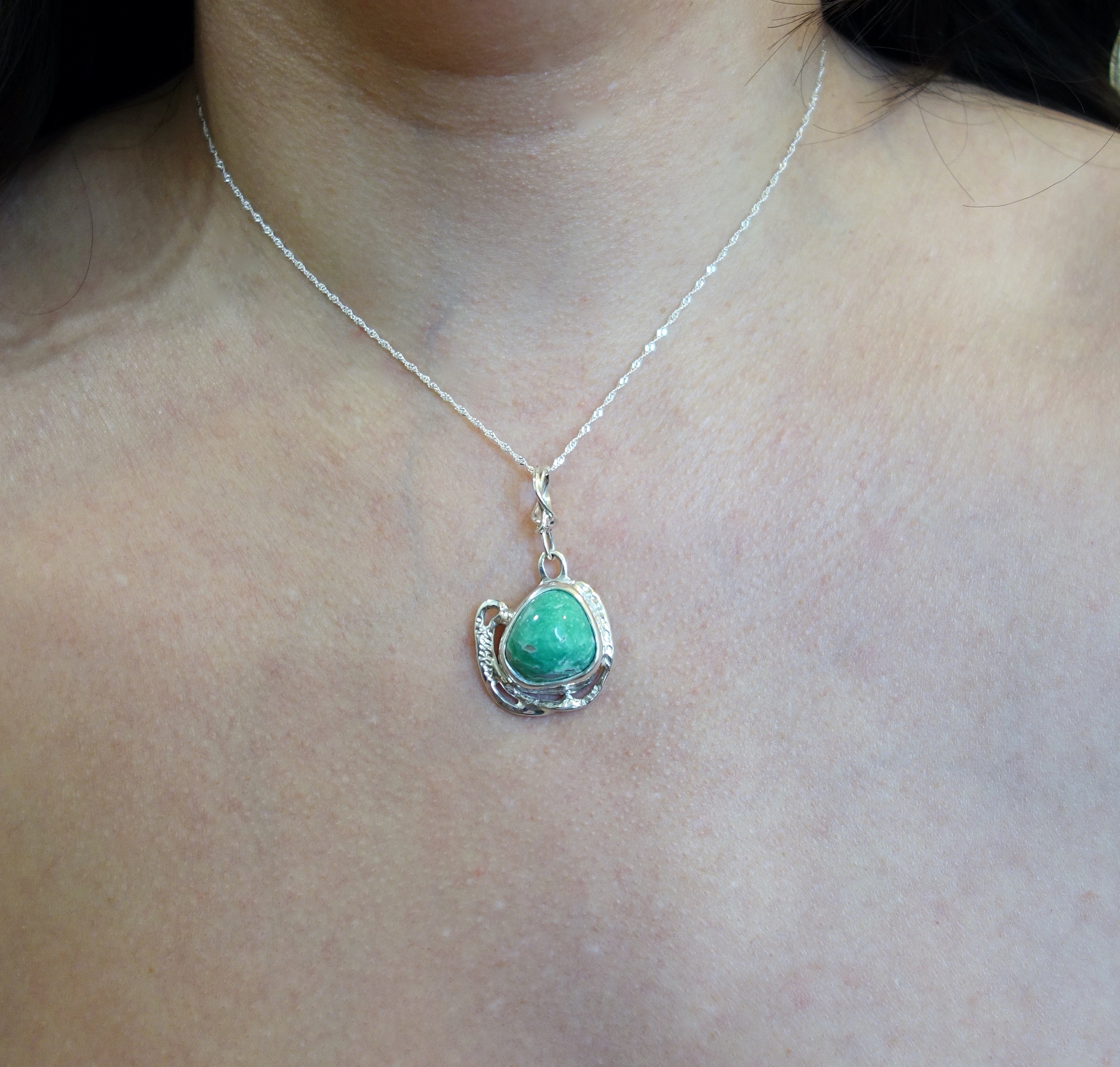 Pendentif en argent massif et turquoise vu porté. Pétale dargent