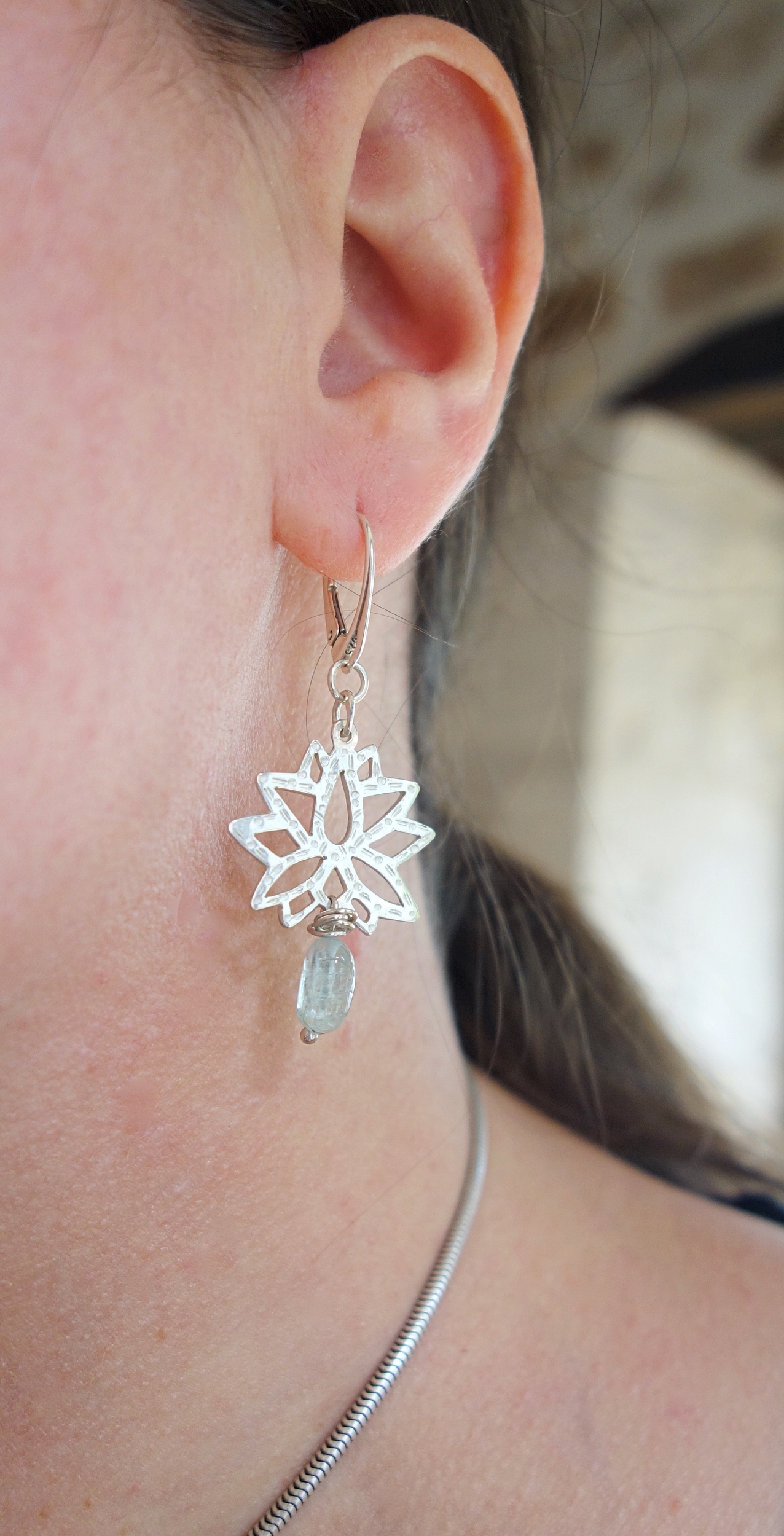 Lotus sacré. Boucles doreilles. Bijou nature. Argent et béryl. Bleu ciel. Vue portée. Pétale dargent. .