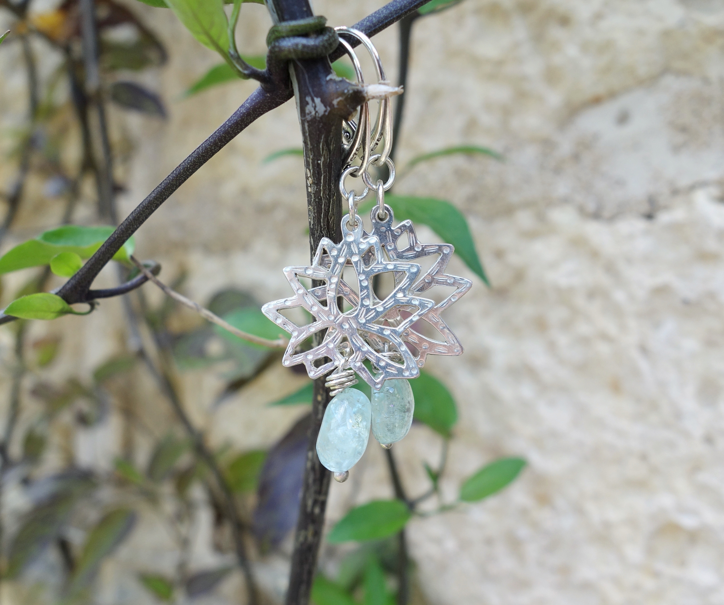 Lotus sacré. Boucles doreilles. Bijou nature. Argent et béryl. Bleu ciel. Vue en extérieur. Pétale dargent. .