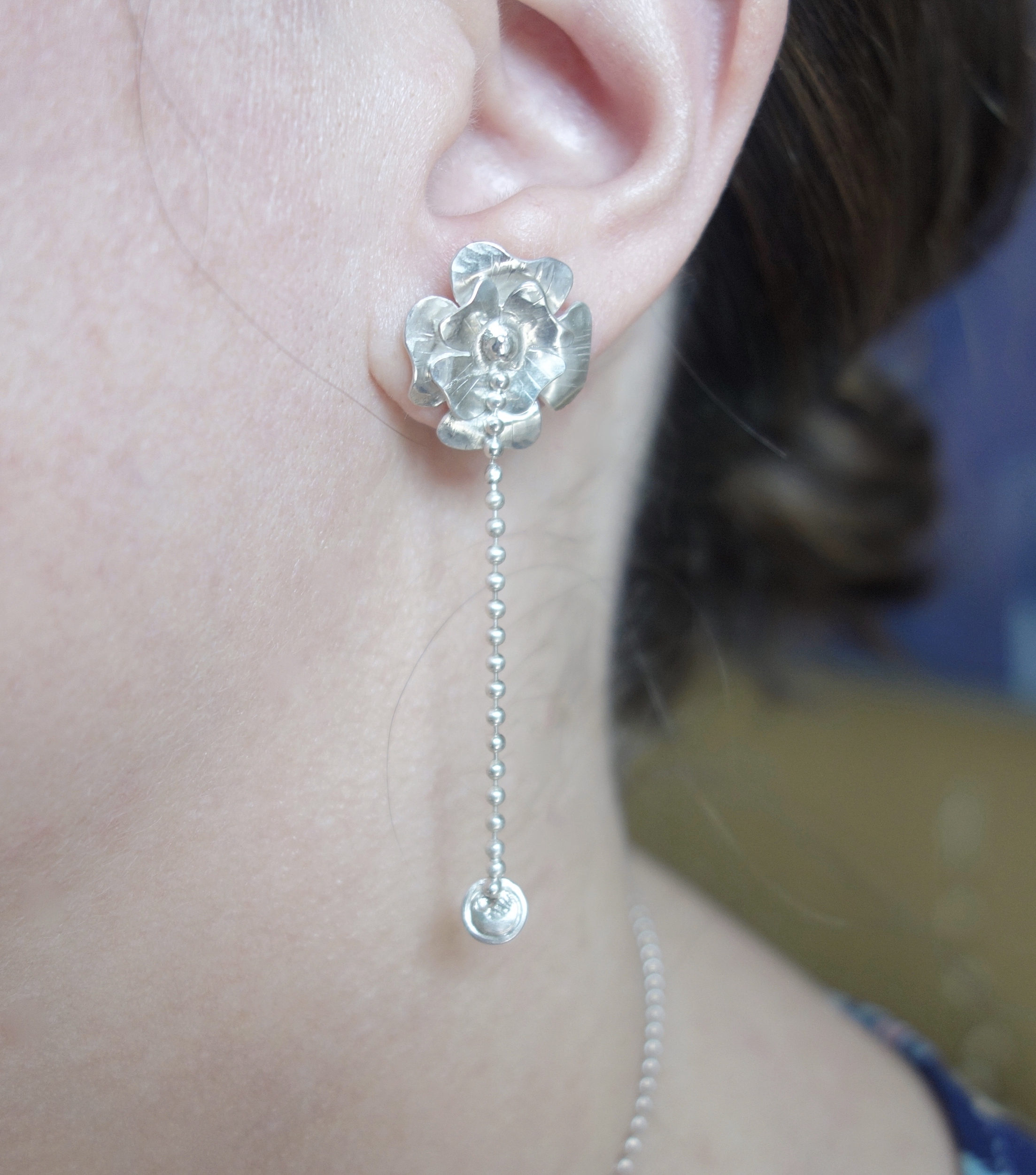 Boucles d\'oreilles asymétriques Fleur en argent massif avec perle de culture.