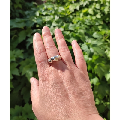 bague en argent sculpté portée à la lumière naturelle