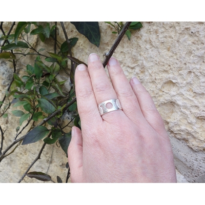 Bague féminin sacré (cycle lunaire) en argent massif ciselé, vue portée à la lumière du jour
