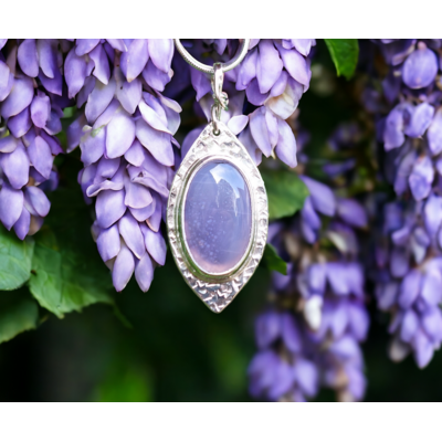 Féérie. Pendentif argent massif et agate. Bijou nature. Violet. Vue sur une glycine à la lumière du jour. Pétale d'argent.