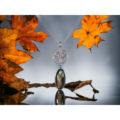 Pendentif arbre de vie ciselé avec labradorite multicolore