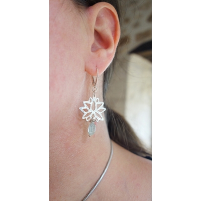 Lotus sacré. Boucles d'oreilles. Bijou nature. Argent et béryl. Bleu ciel. Vue portée. Pétale d'argent. .