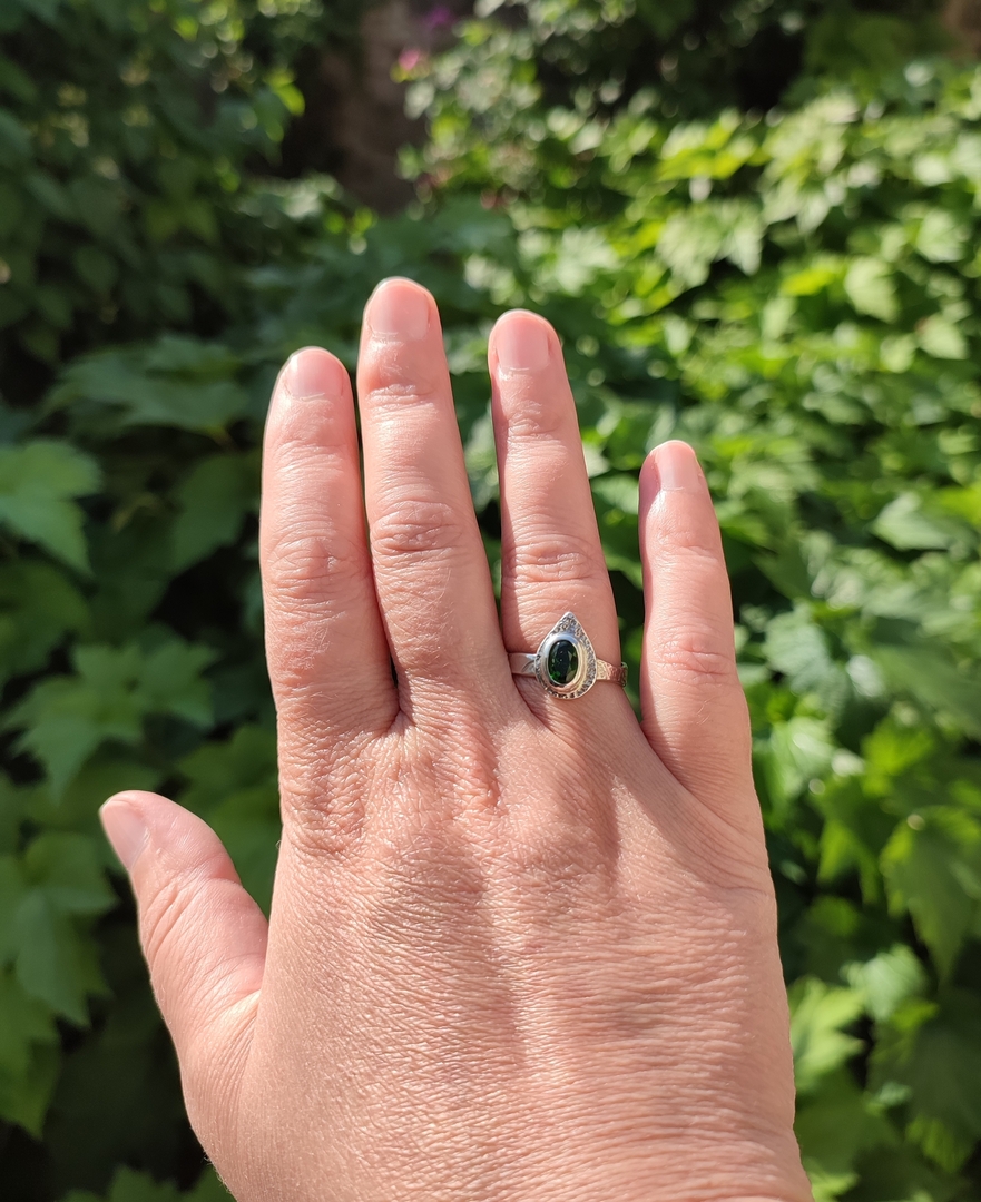 Bague en argent et faite-main. Bijou de créateur et artisanal.