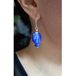 Boucles d'oreilles "Simplissimes" lapis lazuli et argent massif. Photo portée, à la lumière du jour
