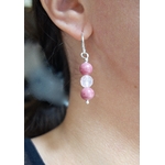 Boucles d'oreilles "Simplissimes" rhodonite et quartz rose. Photo portée, à la lumière du jour.