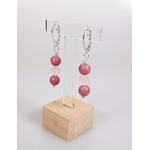 Boucles doreilles Simplissimes rhodonite et quartz rose. Photo sur présentoir et fond blanc, vue de profil