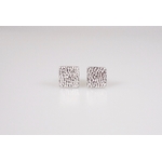 Boucles doreilles rectangles Pointillisme en argent massif ciselé, vue sur fond blanc