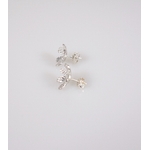 Boucles doreilles fleur Pointillisme en argent massif ciselé, vue de profil sur fond blanc