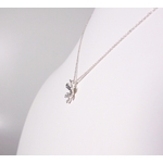 Collier fleur Pointillisme en argent massif ciselé, vue de profil sur buste blanc