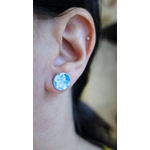 Paire de puces d'oreilles "Floral" avec émail bleu ciel et blanc. photo portée à la lumière du jour