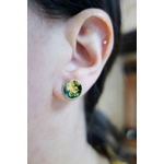 Paire de puces d'oreilles "Floral" avec émail vert et jaune safran, portée, à la lumière du jour