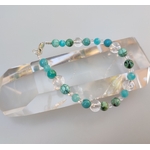 Bracelet Simplissimes en perles damazonite, chrysocolle/ malachite et cristal de roche, photo à la lumière du jour sur fond blanc et cristal de roche