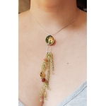 Pendentif "Floral" avec émail et perles péridot, vue porté à la lumière du jour