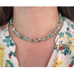 Collier "Simplissimes" en perles d'amazonite, chrysocolle/ malachite et cristal de roche, photo porté à la lumière du jour