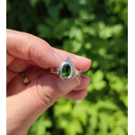 bague en argent massif avec diopside chrome à la lumière naturelle