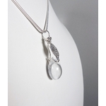 Pendentif Simplissimes en argent massif avec goutte en cristal de roche, vue de profil sur buste blanc, à la lumière artificielle