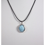 Pendentif personnalisé en argent massif et larimar Amarante. Fait main. Vue de face sur buste blanc et fond blanc à la lumière électrique