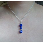 pendentif "simplissimes" en argent massif et lapis lazuli, vue porté à la lumière du jour