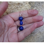 Pendentif simplissimes en argent et lapis lazuli sur la main à la lumière naturelle
