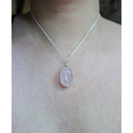 Pendentif "simplissimes" en argent massif et quartz rose, vue porté, à la lumière du jour, par temps couvert