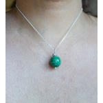 Pendentif "Simplissimes" en argent massif et malachite, vue porté, à la lumière du jour