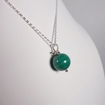 Pendentif Simplissimes en argent massif et malachite, vue de profil, sur buste blanc à la lumière artificielle