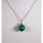 Pendentif Simplissimes en argent massif et malachite, vue de face sur buste blanc à la lumière artificielle