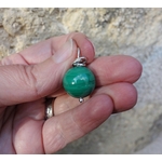 Pendentif Simplissimes en argent massif et malachite, vue sur la main à la lumière du jour