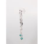 Boucles doreilles pendantes Cheyennes en argent massif et perles en turquoise et cristal de roche, vue de côté su présentoir et fond blanc à la lumière électrique
