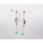 Boucles doreilles pendantes Cheyennes en argent massif et perles en turquoise et cristal de roche, vue de profil, sur présentoir et fond blanc à la lumière artificielle