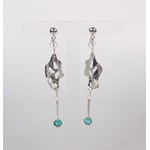 Boucles d'oreilles pendantes "Cheyennes" en argent massif et perles en turquoise et cristal de roche, vue de face sur présentoir et fond blanc à la lumière artificielle
