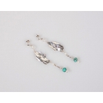 Boucles doreilles pendantes Cheyennes en argent massif et perles en turquoise et cristal de roche, vue de biais sur fond blanc à la lumière électrique