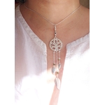 Arbre de vie. Pendentif. Bijou nature. Talisman. Argent massif ciselé et tourmaline. Vert. Fait main. Photo sous les rayons du soleil. Pétale dargent.