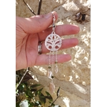 Pendentif arbre de vie avec pendants en argent massif et tourmaline verte. Talisman. Vue sur la main en extérieur à la lumière du jour