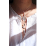 Arbre de vie. Pendentif. Bijou nature. Talisman. Argent massif ciselé et tourmaline. Vert. Fait main. Photo porté à la lumière du soleil. Pétale dargent.