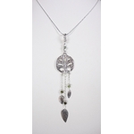 Arbre de vie. Pendentif. Bijou nature. Talisman. Argent massif ciselé et tourmaline. Vert. Fait main. Photo de face sur buste blanc. Pétale dargent.