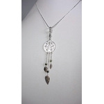 Arbre de vie. Pendentif. Bijou nature. Talisman. Argent massif ciselé et tourmaline. Vert. Fait main. Photo de profil sur buste blanc. Pétale dargent.
