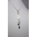 Arbre de vie. Pendentif. Bijou nature. Talisman. Argent massif ciselé et tourmaline. Vert. Fait main. Photo de face sur buste blanc. Pétale dargent.