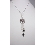 Arbre de vie. Pendentif. Bijou nature. Talisman. Argent massif ciselé et tourmaline. Vert. Fait main. Photo de dos sur buste blanc. Pétale dargent.