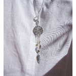 Pendentif arbre de vie avec pendants en argent massif et tourmaline verte. Talisman., vue porté à la lumière du jour.