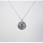 Pendentif personnalisé Melle F en argent massif et amazonite, vue de face sur buste blanc à la lumière artificielle