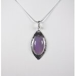 Féérie. Pendentif argent massif et agate. Bijou nature. Violet. Photo de face sur fond blanc. Pétale dargent.