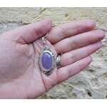 Féérie. Pendentif argent massif et agate. Bijou nature. Violet. Photo sur la main en extérieur. Pétale dargent.