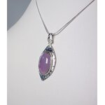 Féérie. Pendentif argent massif et agate. Bijou nature. Violet. Photo de profil sur fond blanc. Pétale dargent.